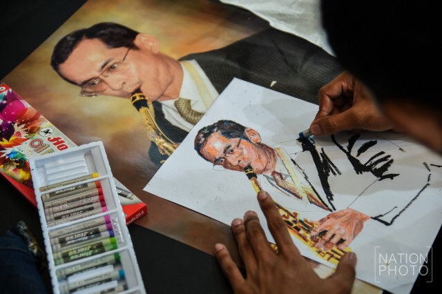 นศ.ม.ศิลปากร-นักวาดจิตอาสา วาดภาพพระบรมสาทิสลักษณ์ ในหลวง ร.๙
แจกให้กับ ปชช.ฟรี 5-6 พ.ย.นี้