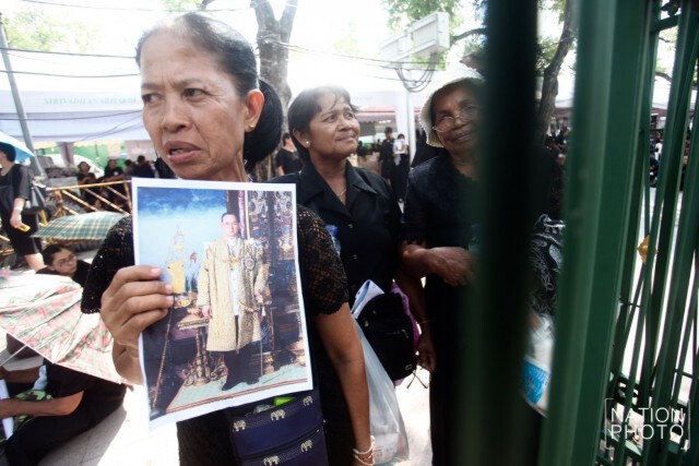 ประชาชนหลั่งไหล ถวายสักการะพระบรมศพ