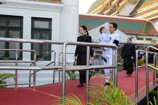 สมเด็จพระเทพรัตนราชสุดาฯ ถวายภัตตาหารเช้าแด่พระภิกษุสงฆ์
