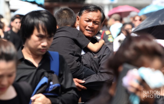 ประชาชนหลั่งไหล ถวายสักการะพระบรมศพ
