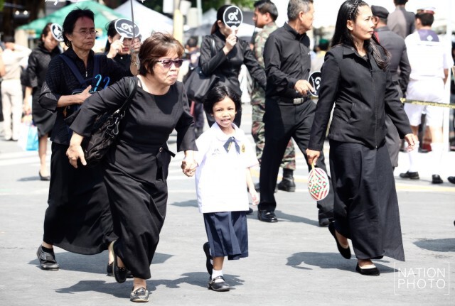 ประชาชนหลั่งไหล ถวายสักการะพระบรมศพ