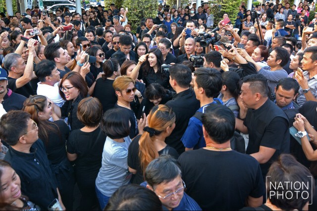 "ยิ่งลักษณ์"จัดอีเว้นท์ขายข้าว
10 ตัน หมดในหนึ่งชัวโมง