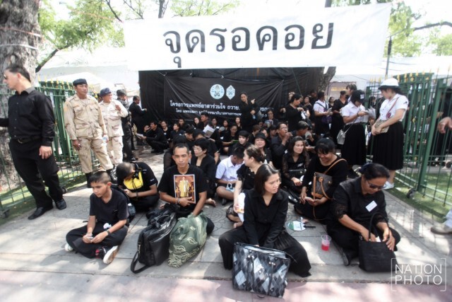ประชาชนหลั่งไหล ถวายสักการะพระบรมศพ