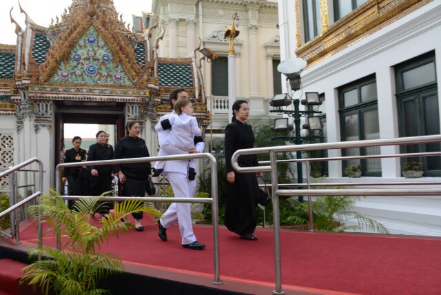 สมเด็จพระเทพรัตนราชสุดาฯ ถวายภัตตาหารเช้าแด่พระภิกษุสงฆ์