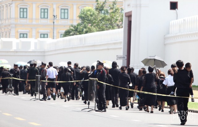 ประชาชนหลั่งไหล ถวายสักการะพระบรมศพ