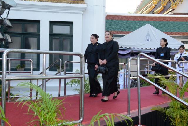 สมเด็จพระเทพรัตนราชสุดาฯ ถวายภัตตาหารเช้าแด่พระภิกษุสงฆ์