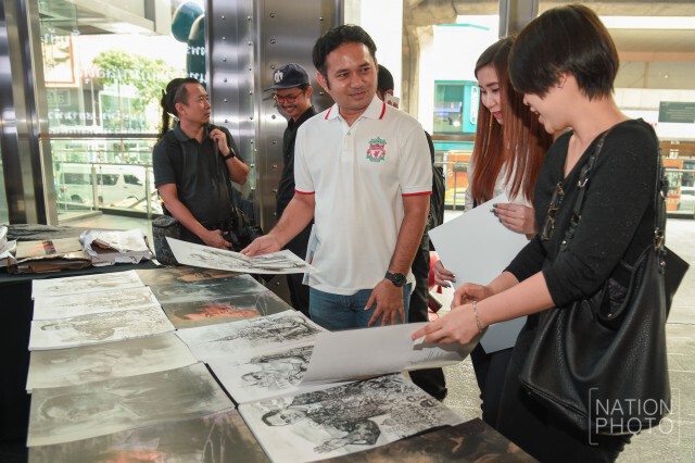 นศ.ม.ศิลปากร-นักวาดจิตอาสา วาดภาพพระบรมสาทิสลักษณ์ ในหลวง ร.๙
แจกให้กับ ปชช.ฟรี 5-6 พ.ย.นี้