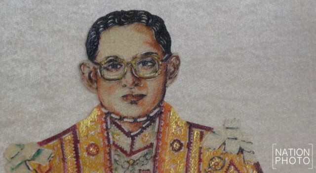 สองสามีภรรยา แกะสลักหนังตะลุงพระบรมฉายาลักษณ์ในหลวง ร.9