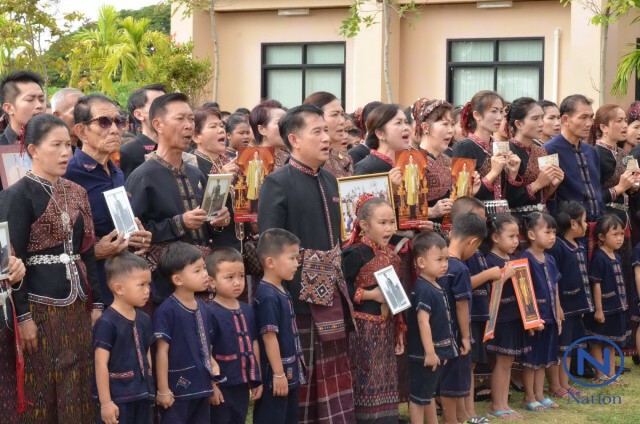 ผู้ไทยบ้านโพนกาฬสินธุ์กว่า 3 พัน
ร้องเพลงแสดงความอาลัยในหลวง ร.๙