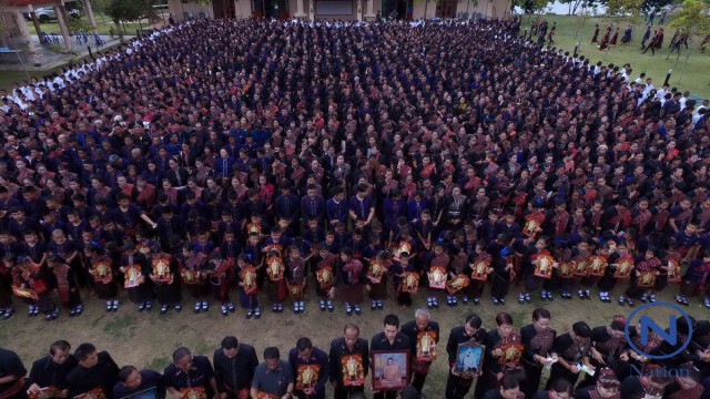 ผู้ไทยบ้านโพนกาฬสินธุ์กว่า 3 พัน
ร้องเพลงแสดงความอาลัยในหลวง ร.๙
