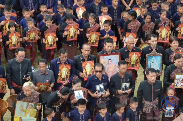 ผู้ไทยบ้านโพนกาฬสินธุ์กว่า 3 พัน
ร้องเพลงแสดงความอาลัยในหลวง ร.๙