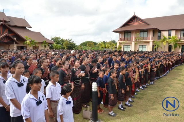 ผู้ไทยบ้านโพนกาฬสินธุ์กว่า 3 พัน
ร้องเพลงแสดงความอาลัยในหลวง ร.๙