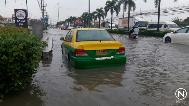 ฝนกระหน่ำสมุทรปราการ น้ำท่วมหลายพื้นที่ การจราจรเป็นอัมพาต
