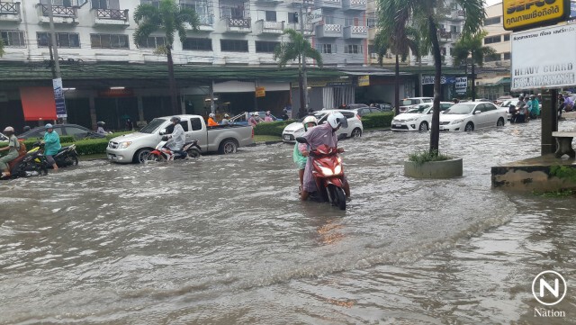 ฝนกระหน่ำสมุทรปราการ น้ำท่วมหลายพื้นที่ การจราจรเป็นอัมพาต