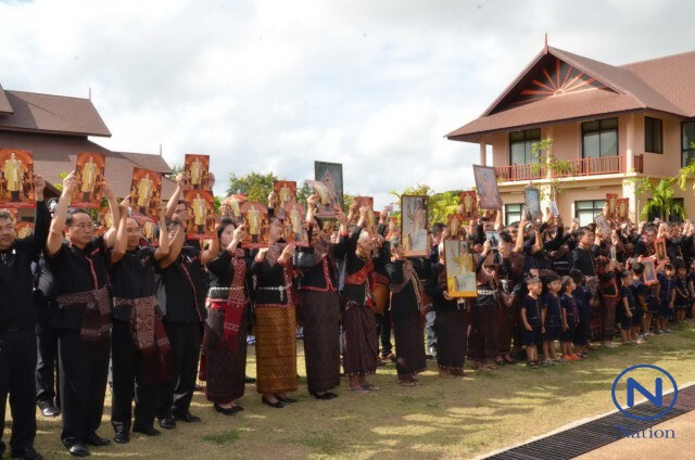 ผู้ไทยบ้านโพนกาฬสินธุ์กว่า 3 พัน
ร้องเพลงแสดงความอาลัยในหลวง ร.๙