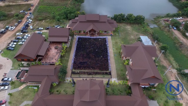 ผู้ไทยบ้านโพนกาฬสินธุ์กว่า 3 พัน
ร้องเพลงแสดงความอาลัยในหลวง ร.๙