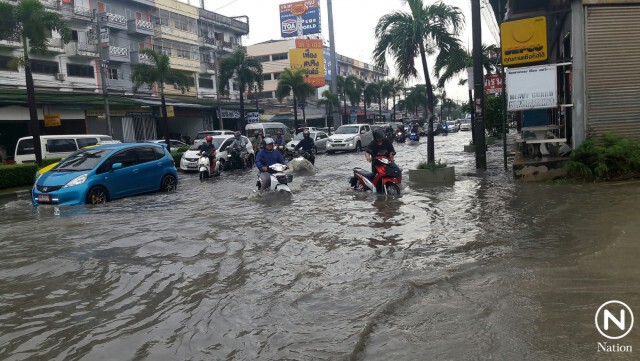 ฝนกระหน่ำสมุทรปราการ น้ำท่วมหลายพื้นที่ การจราจรเป็นอัมพาต