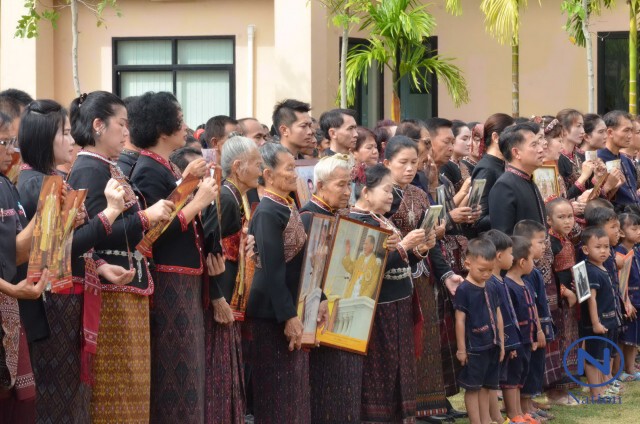 ผู้ไทยบ้านโพนกาฬสินธุ์กว่า 3 พัน
ร้องเพลงแสดงความอาลัยในหลวง ร.๙