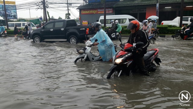 ฝนกระหน่ำสมุทรปราการ น้ำท่วมหลายพื้นที่ การจราจรเป็นอัมพาต
