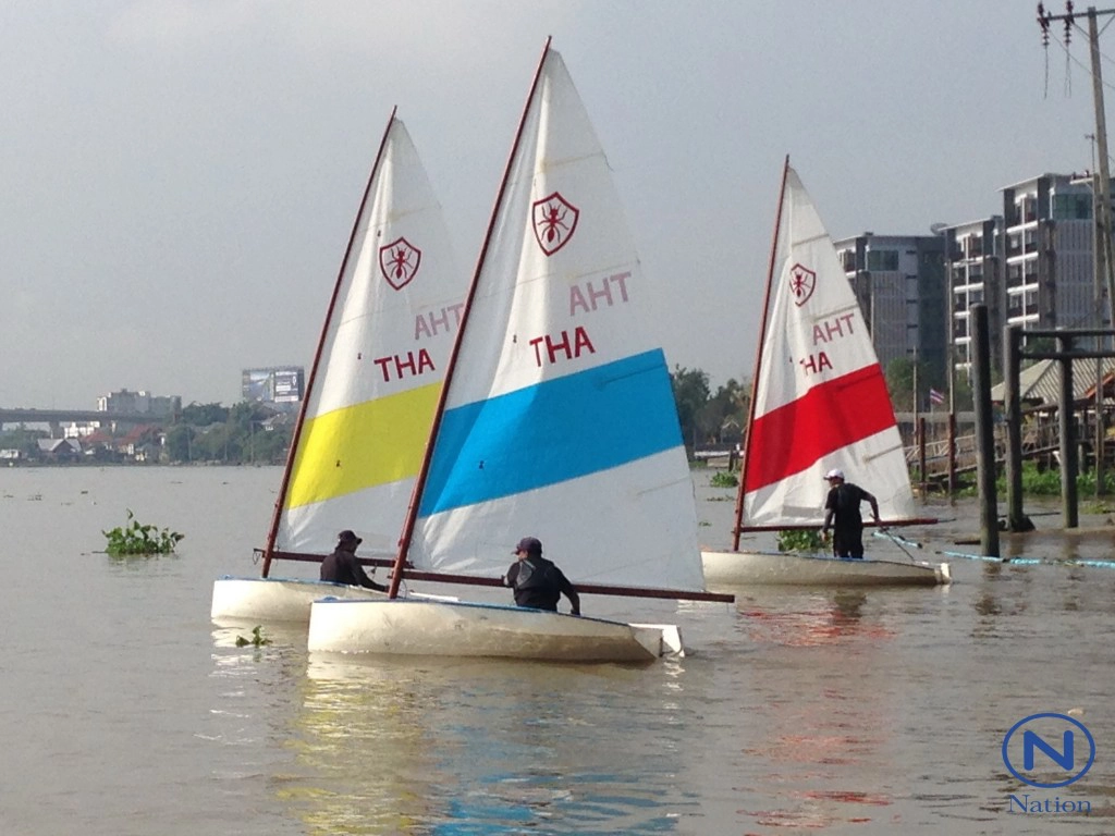 ทีมเรือใบซุปเปอร์มด
แล่นเรือจากนนท์สู่พระบรมมหาราชวัง แสดงอาลัยในหลวง ร.9