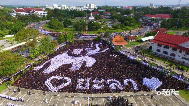 ภาพมุมสูง ประชาชนชาวยะลาร่วมแปรอักษร ภาพช้างเผือก พร้อมอักษรเลข ๙ แสดงความอาลัย