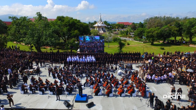 ภาพมุมสูง ประชาชนชาวยะลาร่วมแปรอักษร ภาพช้างเผือก พร้อมอักษรเลข ๙ แสดงความอาลัย