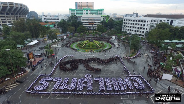 ม.รามคำแหง จุดเทียนแสดงความอาลัย