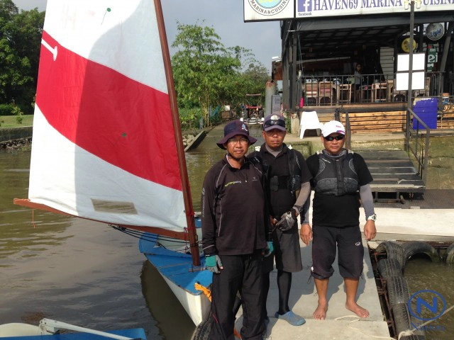 ทีมเรือใบซุปเปอร์มด
แล่นเรือจากนนท์สู่พระบรมมหาราชวัง แสดงอาลัยในหลวง ร.9