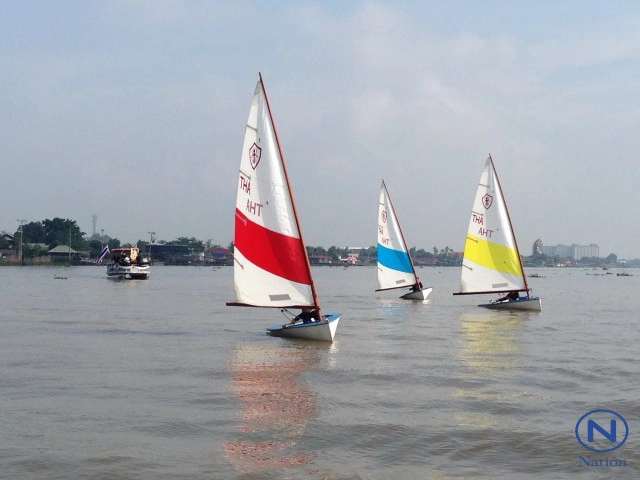 ทีมเรือใบซุปเปอร์มด
แล่นเรือจากนนท์สู่พระบรมมหาราชวัง แสดงอาลัยในหลวง ร.9