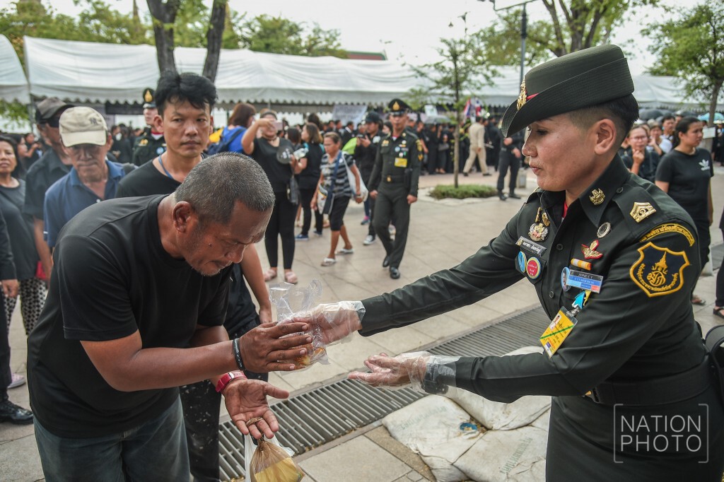 สมเด็จพระบรมฯ ทรงห่วงใยพสกนิกร ให้นำอาหารมาแจกประชาชนที่ท้องสนามหลวง สมเด็จพระบรมฯ ทรงห่วงใยพสกนิกร ให้นำอาหารมาแจกประชาชนที่ท้องสนามหลวง