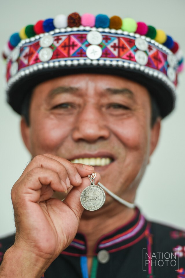 ทุกครั้ง"พ่อ"ขึ้นภูเขาไปเยี่ยม 
คราวนี้ลงจากภูเขามา"กราบพ่อ"