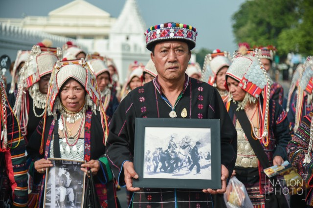 ทุกครั้ง"พ่อ"ขึ้นภูเขาไปเยี่ยม 
คราวนี้ลงจากภูเขามา"กราบพ่อ"