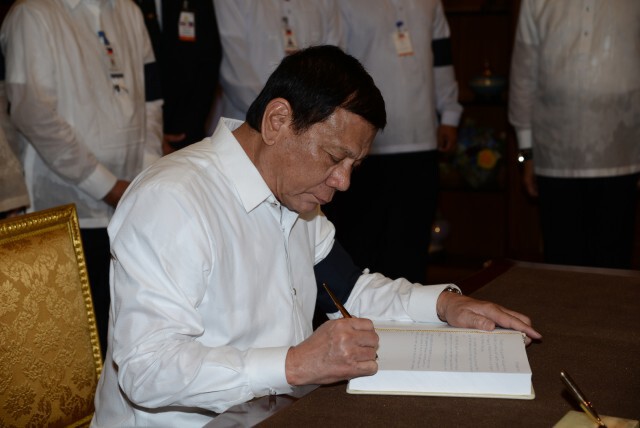 ปธน. "ดูเตร์เต" เยือนไทย พร้อมเข้าสักการะพระบรมศพ
