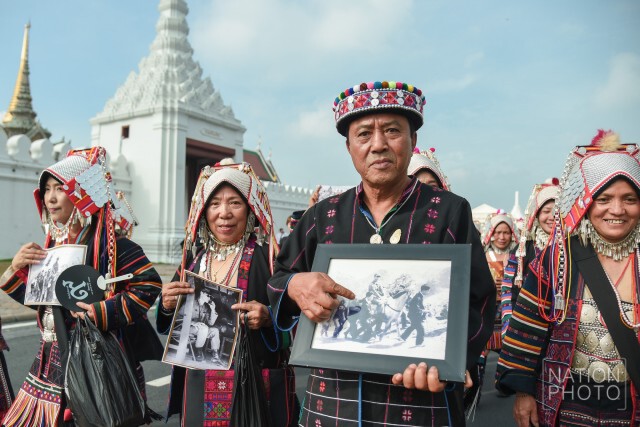ทุกครั้ง"พ่อ"ขึ้นภูเขาไปเยี่ยม 
คราวนี้ลงจากภูเขามา"กราบพ่อ"