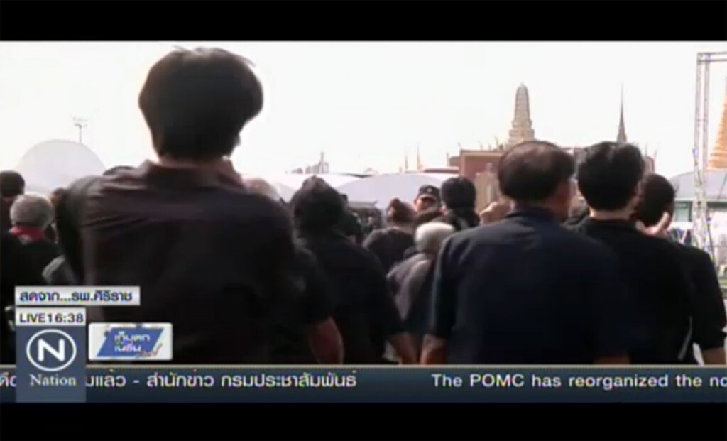 ประชาชนเดินทางสักการะพระบรมศพ หน้าพระบรมโกศ