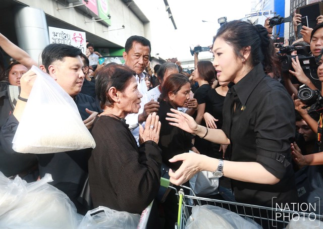 คนแน่นแห่ซื้อข้าว "ยิ่งลักษณ์" กก.ละ 20 บาท