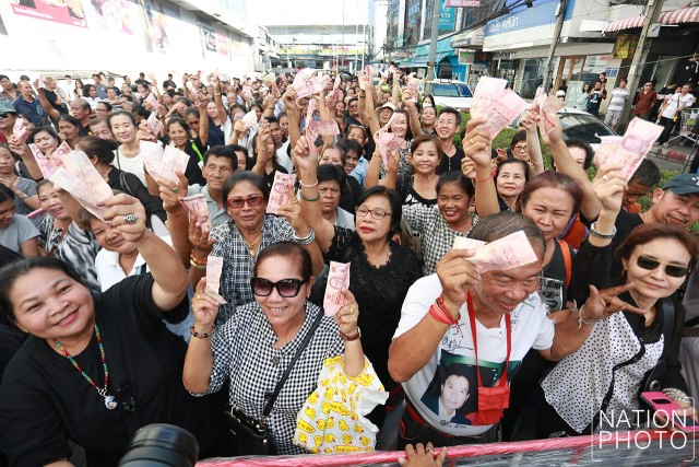 คนแน่นแห่ซื้อข้าว "ยิ่งลักษณ์" กก.ละ 20 บาท