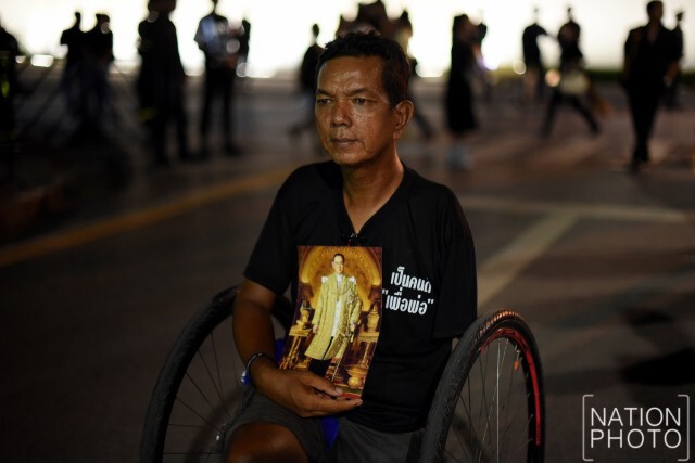 "สมปอง จุ้ยพลับ" ชายพิการขาขาดชาวภูเก็ต เดินทาง 13 วัน ร่วมสักการะพระบรมศพ