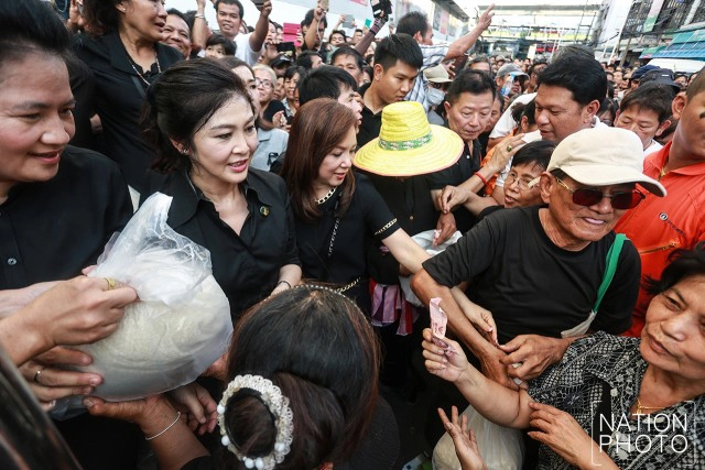 คนแน่นแห่ซื้อข้าว "ยิ่งลักษณ์" กก.ละ 20 บาท