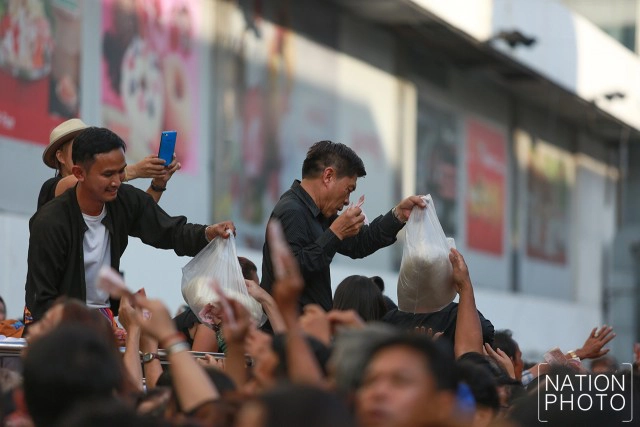 คนแน่นแห่ซื้อข้าว "ยิ่งลักษณ์" กก.ละ 20 บาท