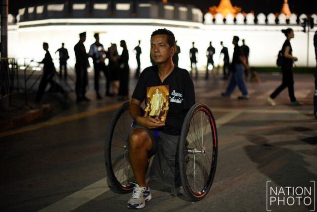 "สมปอง จุ้ยพลับ" ชายพิการขาขาดชาวภูเก็ต เดินทาง 13 วัน ร่วมสักการะพระบรมศพ