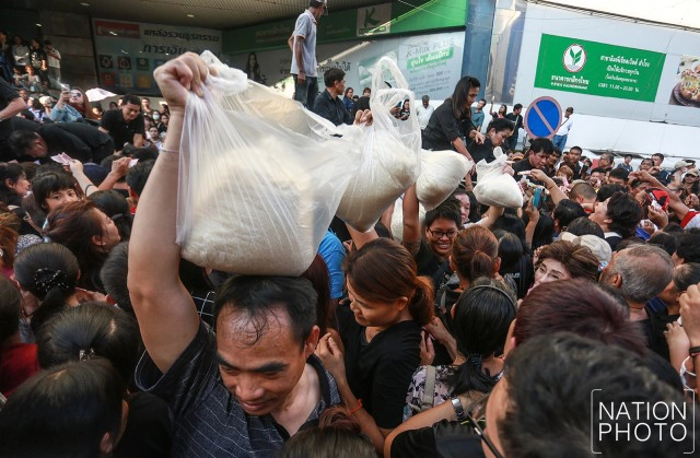 คนแน่นแห่ซื้อข้าว "ยิ่งลักษณ์" กก.ละ 20 บาท