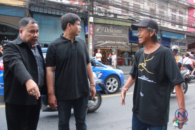 "ทนายสงกานต์-ตร."พาคู่กรณี"น็อต กราบรถ"
จำลองเหตุการณ์จุดเกิดเหตุ
แพทย์เตรียมส่งผลอาการให้ตร.เย็นนี้