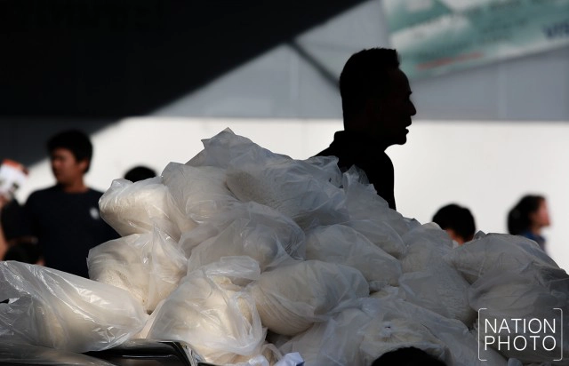 คนแน่นแห่ซื้อข้าว "ยิ่งลักษณ์" กก.ละ 20 บาท