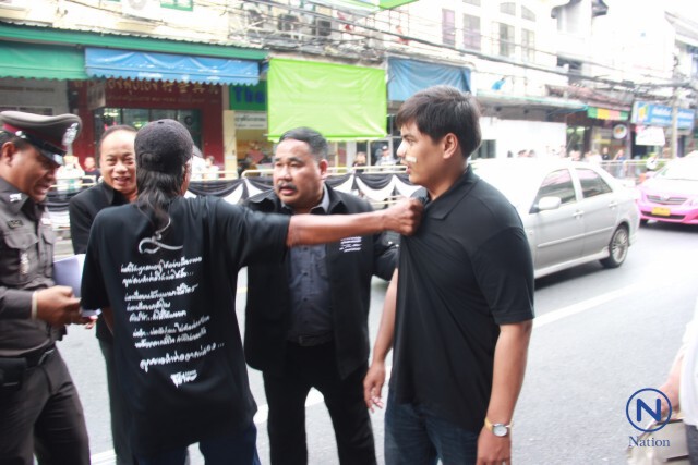 "ทนายสงกานต์-ตร."พาคู่กรณี"น็อต กราบรถ"
จำลองเหตุการณ์จุดเกิดเหตุ
แพทย์เตรียมส่งผลอาการให้ตร.เย็นนี้