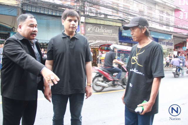 "ทนายสงกานต์-ตร."พาคู่กรณี"น็อต กราบรถ"
จำลองเหตุการณ์จุดเกิดเหตุ
แพทย์เตรียมส่งผลอาการให้ตร.เย็นนี้