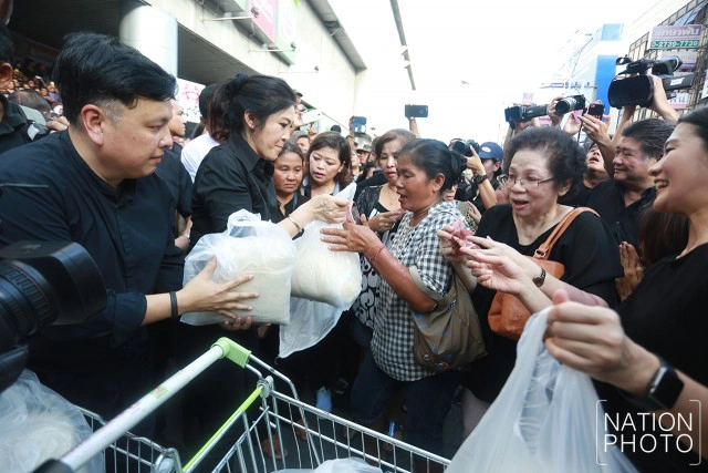 คนแน่นแห่ซื้อข้าว "ยิ่งลักษณ์" กก.ละ 20 บาท