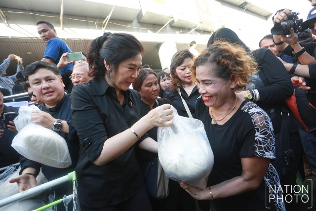 คนแน่นแห่ซื้อข้าว "ยิ่งลักษณ์" กก.ละ 20 บาท
