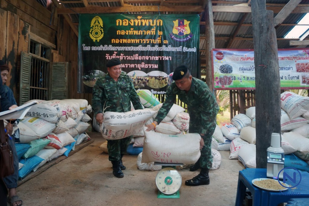ทหารซื้อข้าวเปลือกตันละหมื่นห้าร้อยบาท นำไปสีกินในกองกำลังพล ทหารซื้อข้าวเปลือกตันละหมื่นห้าร้อยบาท นำไปสีกินในกองกำลังพล