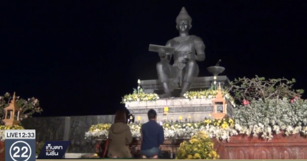 งานลอยกระทงสุโขทัย คืนที่ 2 เริ่มคึกคัก งานลอยกระทงสุโขทัย คืนที่ 2 เริ่มคึกคัก